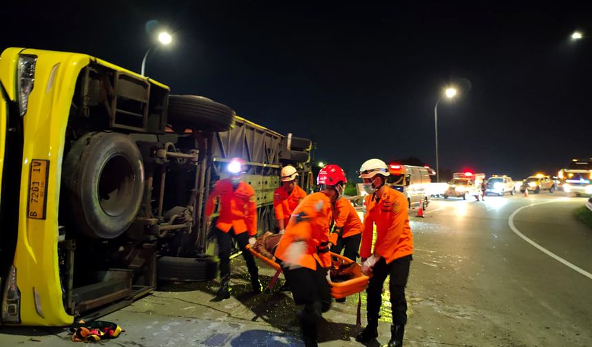 Endonezya'da otobüs kazası: 15 ölü, 19 yaralı