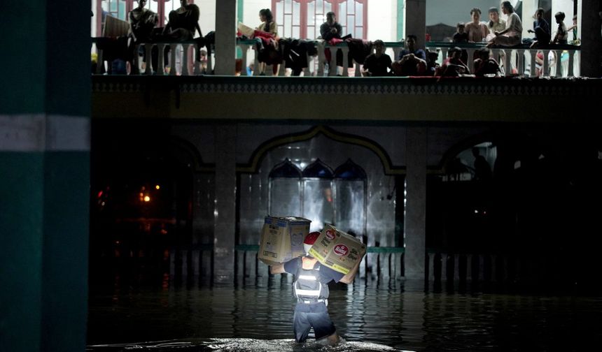 Endonezya'daki sel ve heyelanlarda hayatını kaybedenlerin sayısı 604'e yükseldi