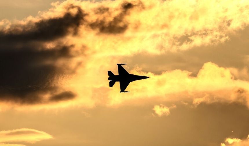 ABD'de F-16C tipi bir savaş uçağı eğitim uçuşu sırasında düştü