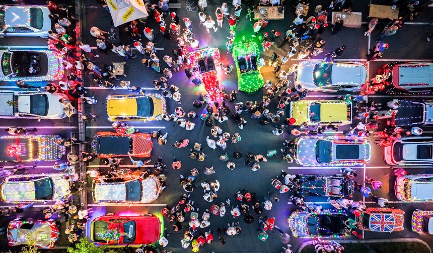 Güney Afrika'nın Johannesburg kentinde Noel için süslenmiş arabalar renkli görüntüler oluşturdu