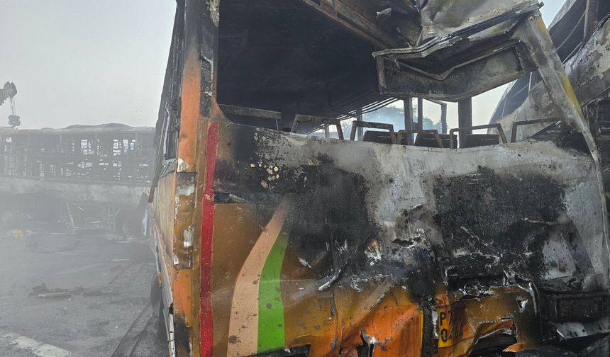 Hindistan'da zincirleme trafik kazası: 15 ölü, 48 yaralı