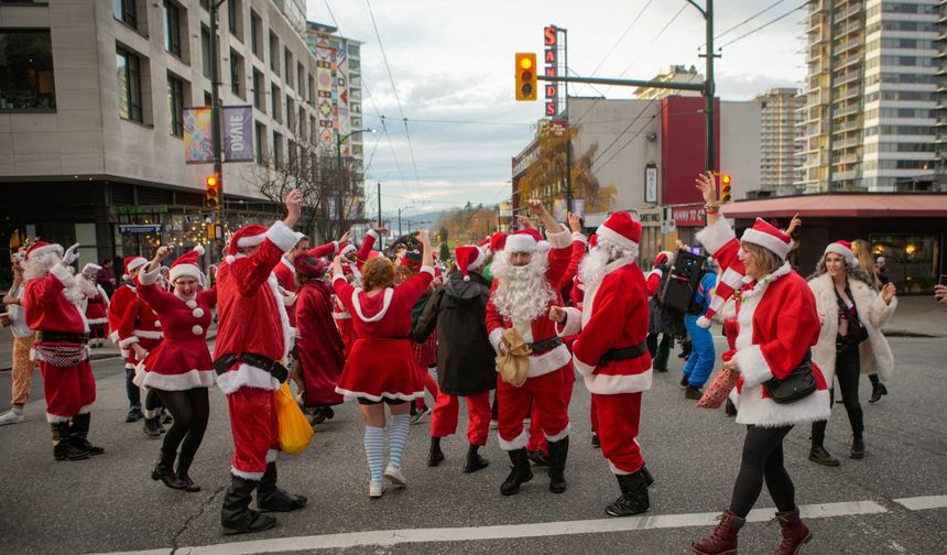 Kanada'da Noel Baba kostümü giyen onlarca kişi sokaklarda renkli görüntüler oluşturdu