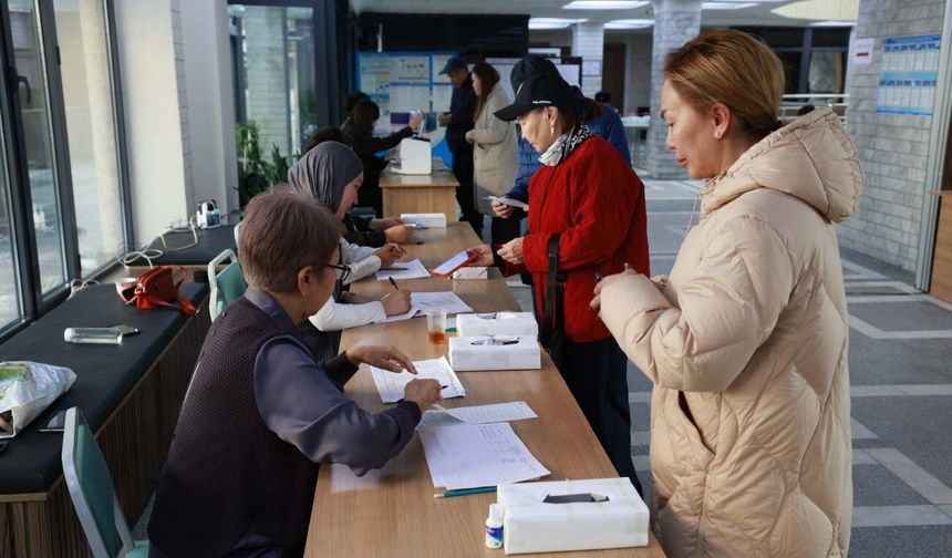 Kırgızistan'da erken milletvekili seçimleri için seçmenler sandık başında