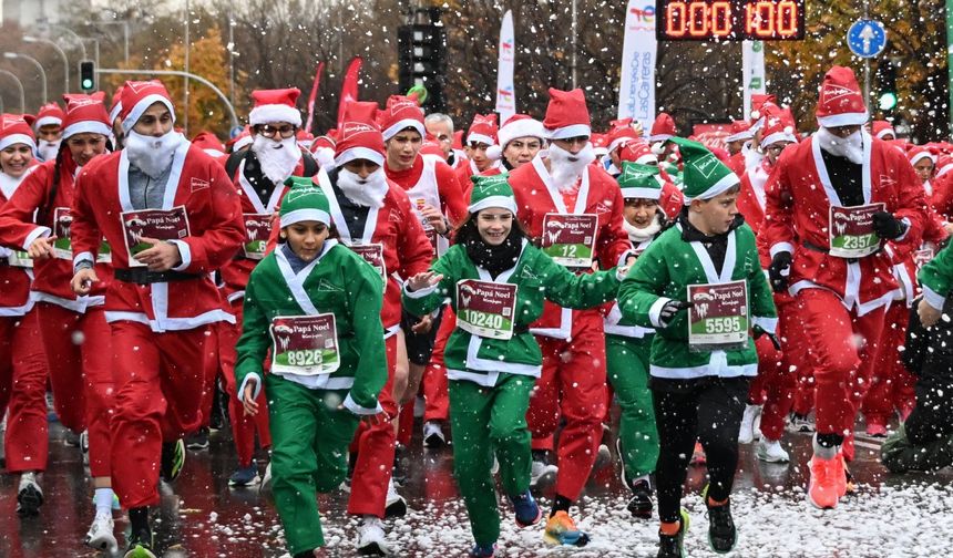 İspanya'nın başkenti Madrid'de yüzlerce kişi Noel Baba kostümleriyle Noel temalı koşuya katıldı