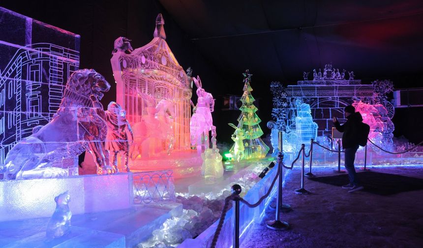 Rusya'nın St. Petersburg kentinde düzenlenen buz heykel festivali yoğun ilgi gördü