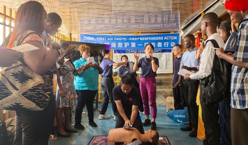 Çinli sağlık ekibi Sierra Leone'de tıp öğrencilerine eğitim verdi