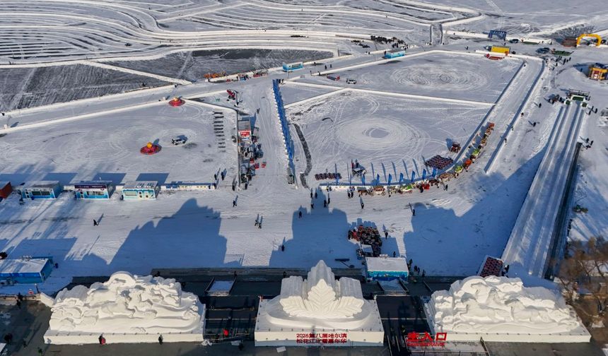 Çin'de Songhua Nehri Buz ve Kar Festivali eğlenceli etkinliklerle başladı