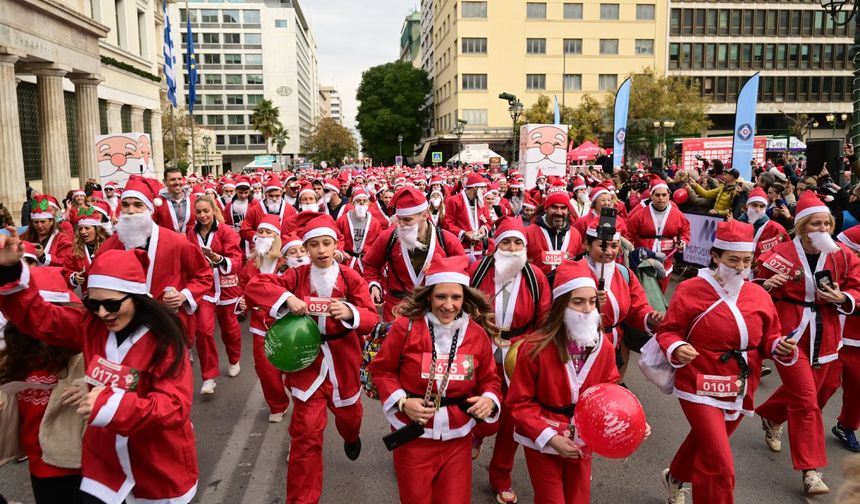 Yunanistan'ın başkenti Atina'da düzenlenen Noel Baba kostümlü koşu renkli görüntüler oluşturdu