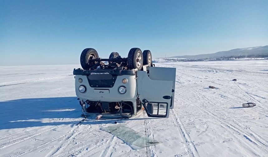 Rusya'daki Baykal Gölü'nün donmuş yüzeyinde araç devrildi: Çinli turist hayatını kaybetti
