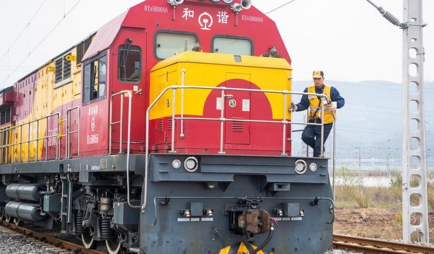 Çin'in Chongqing kentinde üretilen yeni enerjili araçları taşıyan yük treni Ortadoğu'ya doğru yola çıktı