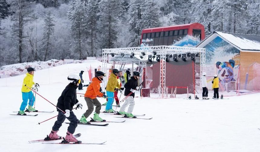 Çin'in Sichuan eyaleti kış turizmindeki artışla birlikte turist akınına sahne oldu