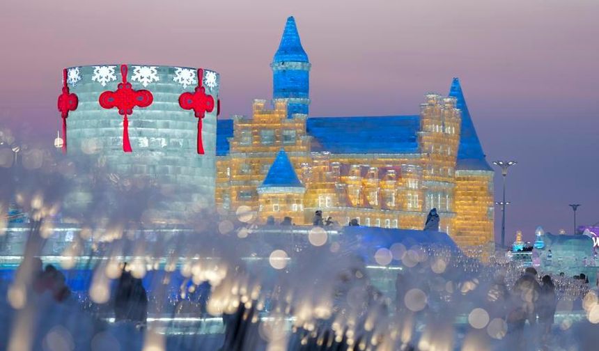 Harbin Kar ve Buz Dünyası'ndaki buzdan heykeller ziyaretçilerden yoğun ilgi topluyor
