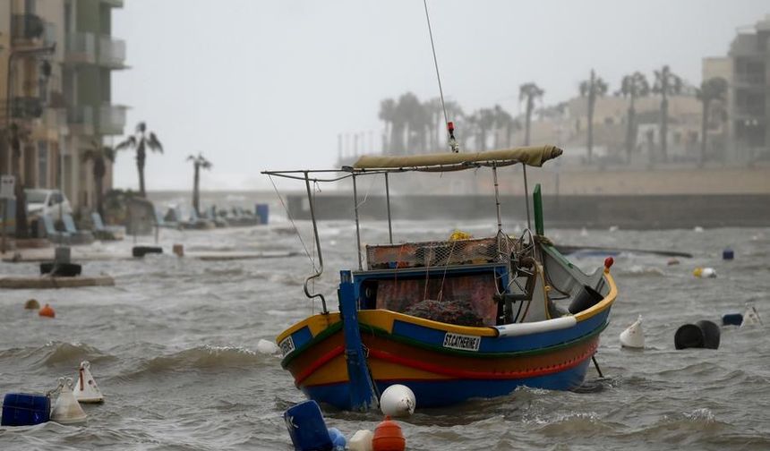Malta açıklarını vuran Harry Fırtınası kuvvetli rüzgarlara ve yüksek dalgalara neden oldu