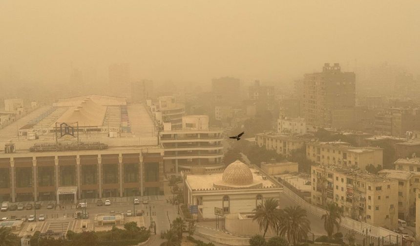 Mısır'ın başkenti Kahire'de kum fırtınası etkili oldu