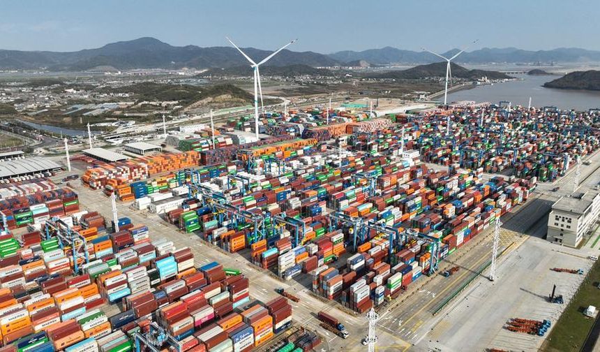 Çin'in Ningbo-Zhoushan Limanı'nın kargo işlem hacmi 2025'te 1,4 milyar tonu aştı