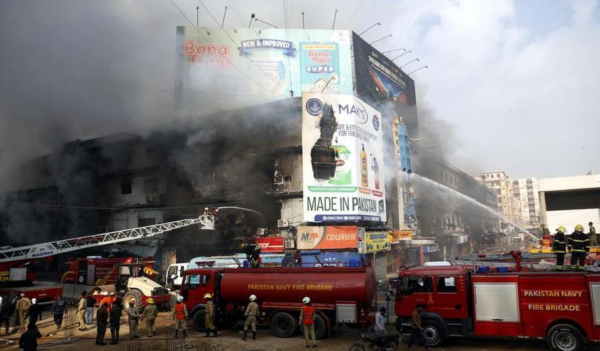 Pakistan'daki alışveriş merkezi yangınında hayatını kaybedenlerin sayısı 14'e yükseldi