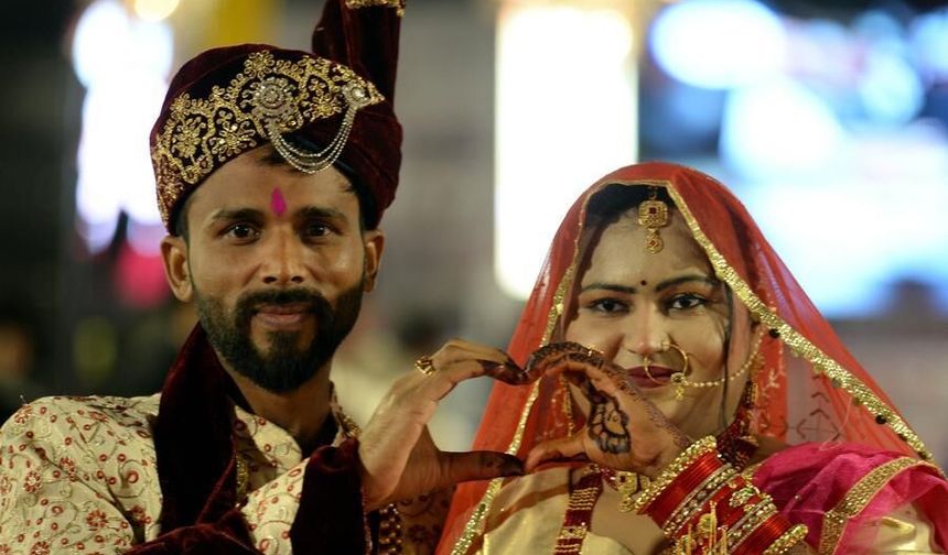 Pakistan'ın Karaçi kentinde düzenlenen toplu nikah töreni renkli görüntüler oluşturdu