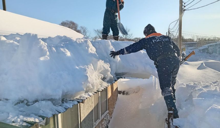Rusya'nın Kamçatka Yarımadası'nda yoğun kar yağışı: Kar kalınlığı 2 metreyi aştı