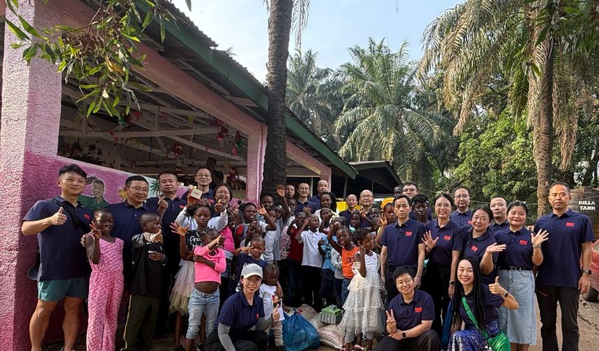 Sierra Leone'ye giden 26. Çinli sağlık ekibi, savunmasız çocuklar için bağışta bulundu