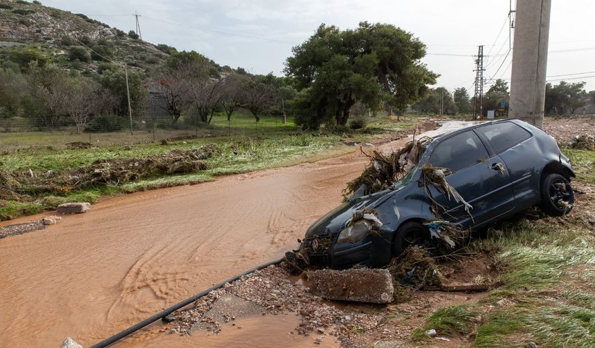 Yunanistan'ı sel vurdu: 2 ölü