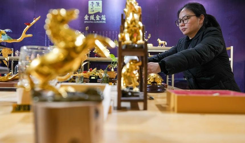 Çin'de geleneksel altın varak sanatı At Yılı tasarımlarıyla canlanıyor