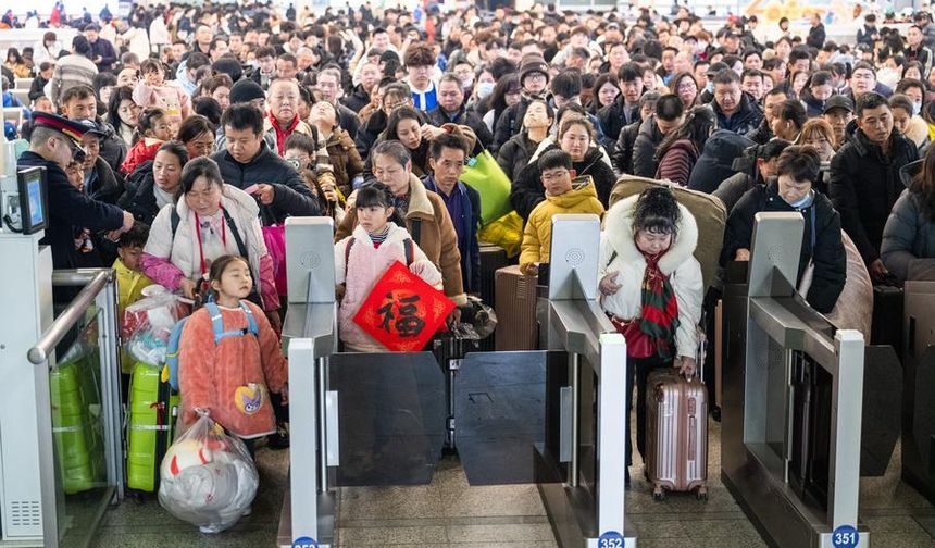 Çin'de Bahar Bayramı öncesi milyonlarca kişi tren istasyonlarını doldurdu