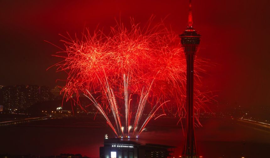 Çin'in Makao bölgesinde Bahar Bayramı havai fişek gösterisiyle kutlandı