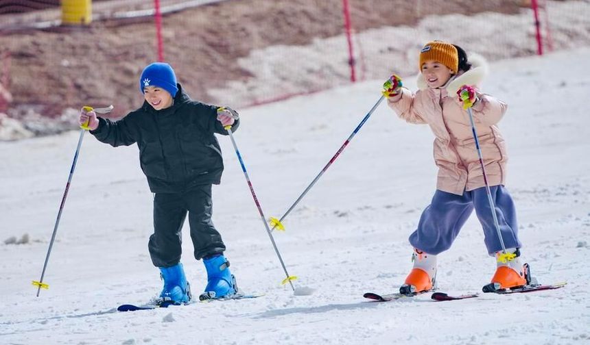 Çin'de Bahar Bayramı tatilinde buz ve kar etkinlikleri yoğun ilgi görüyor
