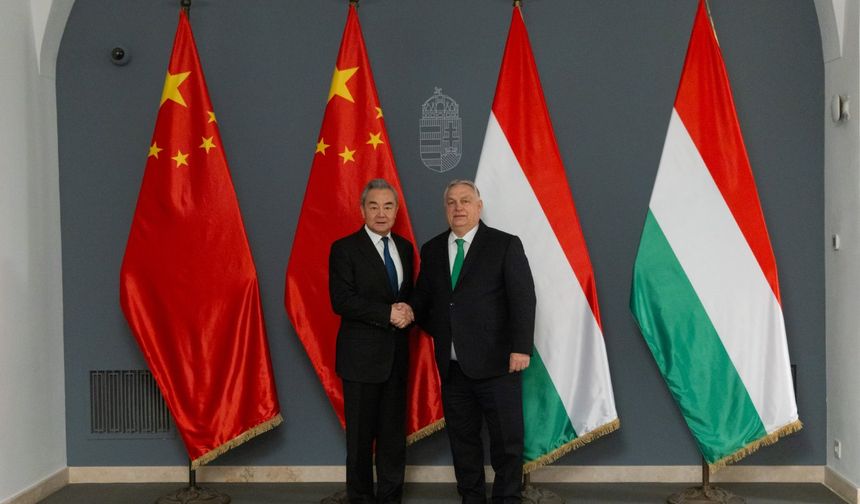 Çin Dışişleri Bakanı, Macar mevkidaşı ile bir araya geldi
