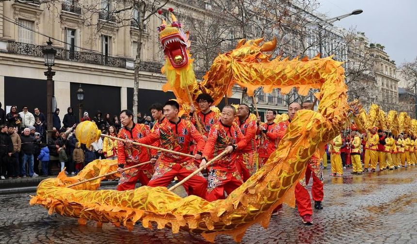 Paris'te düzenlenen Çin Yeni Yılı geçit töreni renkli görüntülere sahne oldu
