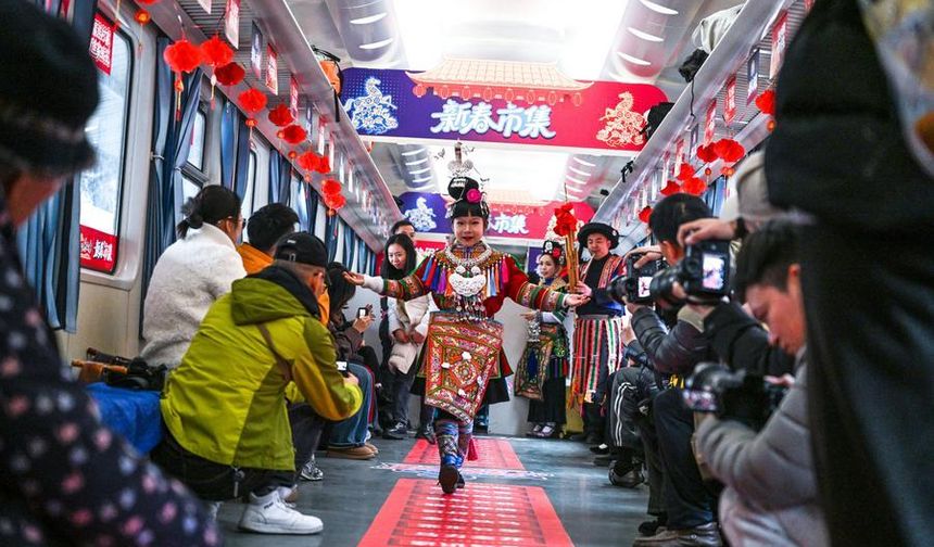 Çin'de 100'den fazla etnik köyü birbirine bağlayan trende Çin Yeni Yılı kutlamaları