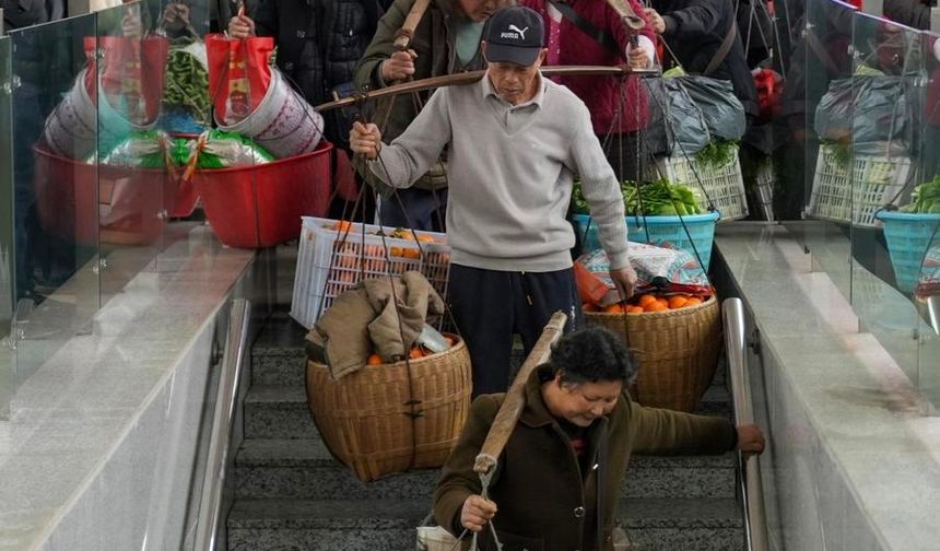 Çin'de 20 yıllık tren hattı dağ köylerine geçim kapısı oldu