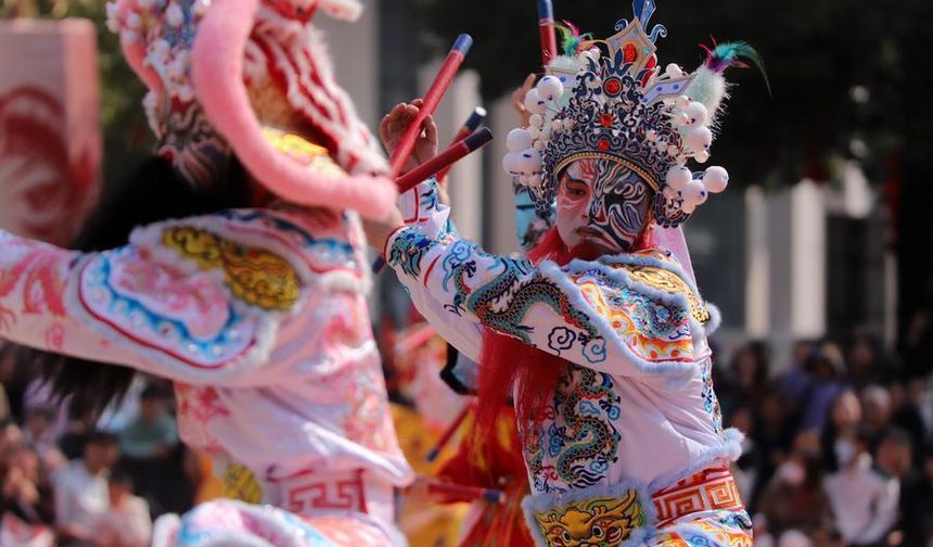Çin'de yeni yıl kutlamaları kapsamında düzenlenen Yingge dans gösterileri yoğun ilgi gördü