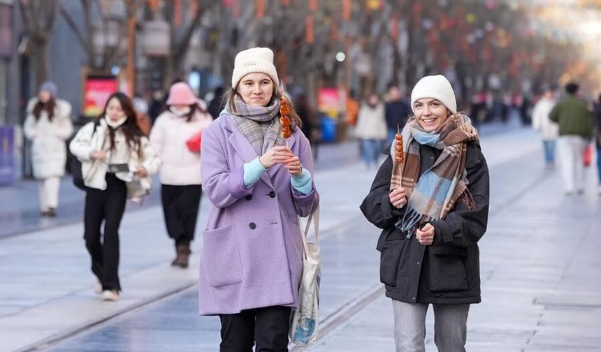 Çin'e vizesiz giriş yapan yabancı sayısı 2025'te yüzde 49,5 arttı