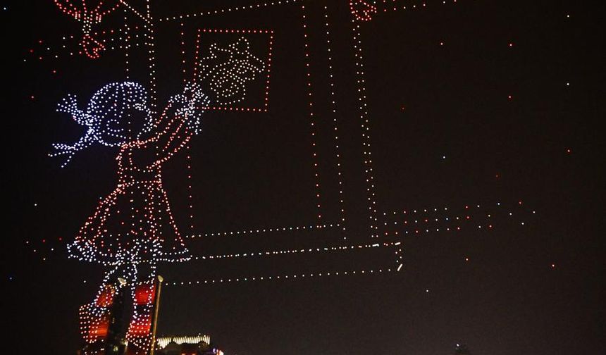 Çin'in Chongqing Belediyesi'nde düzenlenen drone ışık gösterisi izleyenleri büyüledi