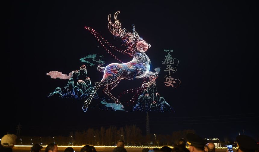 Çin'in Gansu eyaletinde düzenlenen drone ışık gösterisi izleyenleri büyüledi