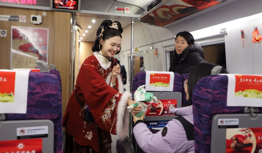 Çin'in Gansu eyaletinde mobil müze treni, yolcuları kültürel mirasla buluşturdu