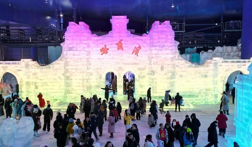Çin'in Harbin Buz ve Kar Dünyası'nda tema parkı kapılarını ziyaretçilere açtı