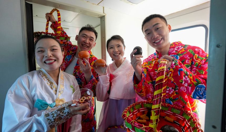 Çin'in Heilongjiang eyaletinde 2026'nın ilk fuar temalı treni renkli görüntülere sahne oldu