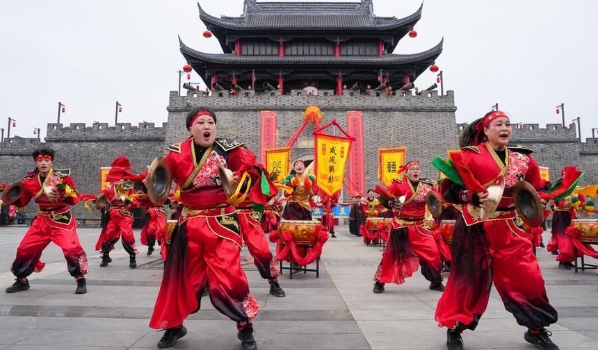 Çin'in Jiangsu eyaletinde düzenlenen tapınak festivali renkli görüntülere sahne oldu