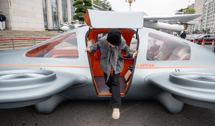 Çin'in Wuhan kentinde yeni nesil hava araçları ve robotlar tanıtıldı