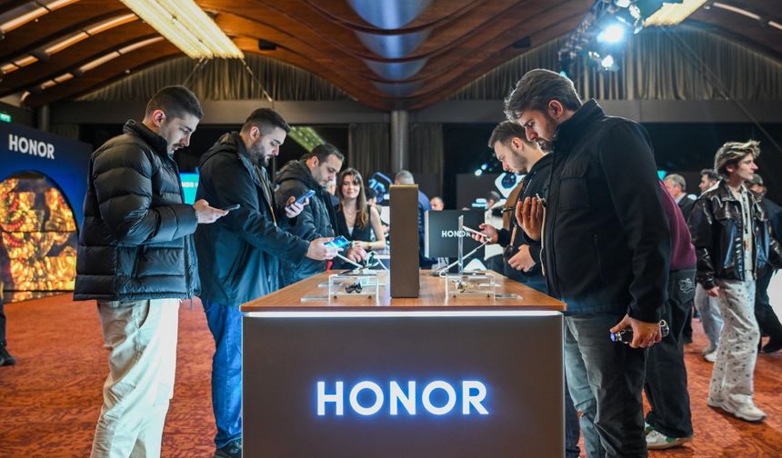 Çinli akıllı cihaz üreticisi Honor İstanbul'da düzenlenen lansmanda yeni cep telefonu modelini tanıttı