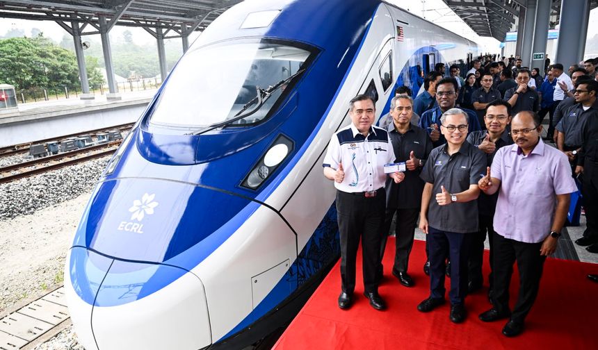 Çinli şirketin Malezya'daki demiryolu projesinde kullanılacak ilk trenler tanıtıldı