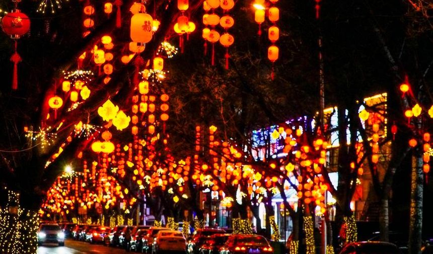 Çin'in başkenti Beijing'de Bahar Bayramı için asılan fenerler kentte ışık saçıyor