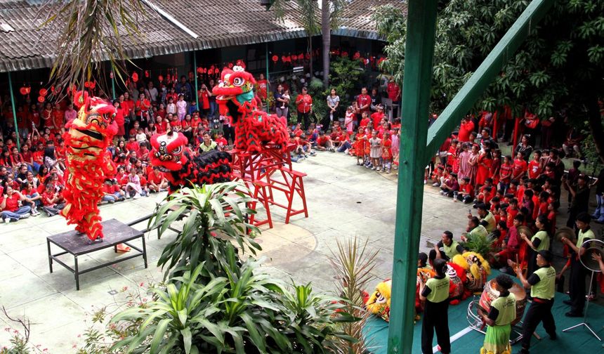 Endonezya'da Çin Yeni Yılı kutlamaları kapsamında aslan dansı gösterisi düzenlendi