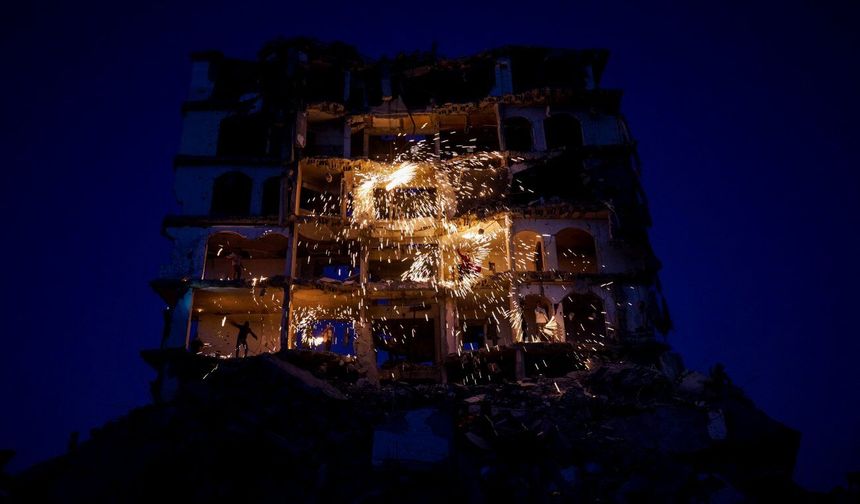 Gazze'de Ramazan: Yıkıntılar arasında havai fişek gösterisi