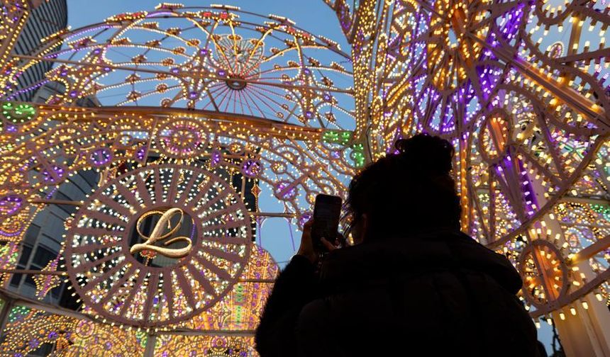 Güney Kore'de Çin Yeni Yılı kapsamında düzenlenen ışık festivali yoğun ilgi gördü