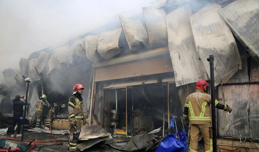 İran'ın başkenti Tahran'daki bir çarşıda yangın çıktı