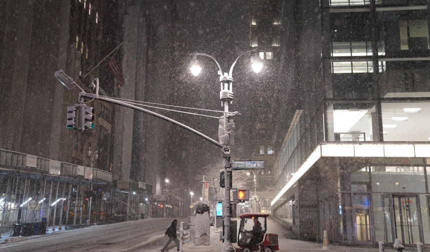 New York'ta şiddetli kar fırtınası nedeniyle olağanüstü hal ilan edildi