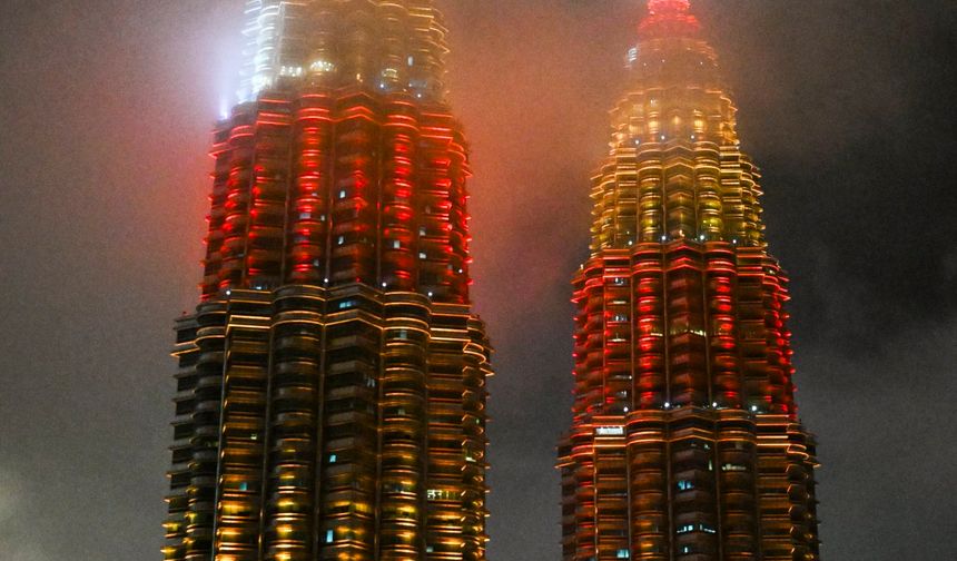 Malezya'daki Petronas İkiz Kuleleri Çin Yeni Yılı için kırmızı ışıklarla aydınlatıldı